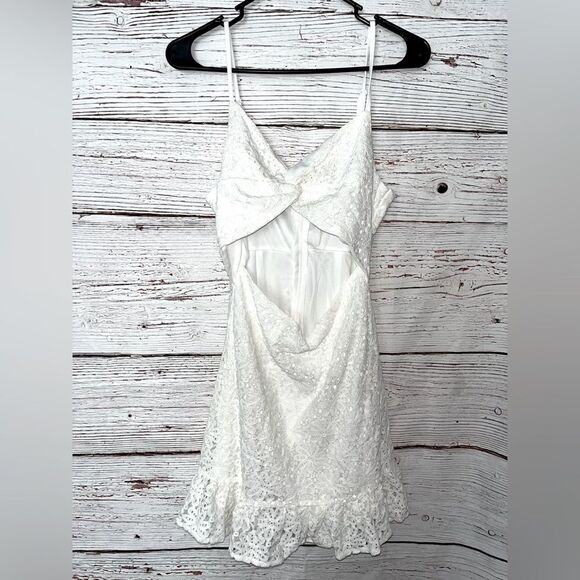 Elegant White Lace Mini Dress - Picture 1 of 6